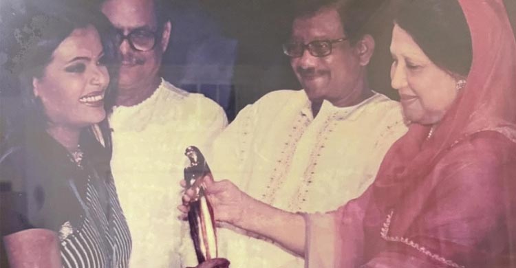 খালেদা জিয়ার হাত থেকে পুরস্কার গ্রহণের স্মৃতি সামনে আনলেন তমালিকা