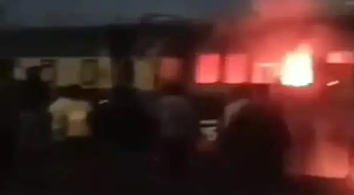 তেজগাঁওয়ে ট্রেনের বগিতে আগুন, হাতেনাতে আটক ২