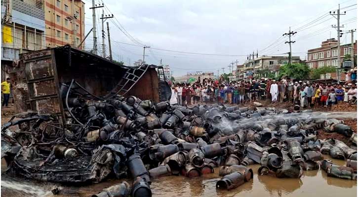 মহাসড়কে সিলিন্ডারসহ ট্রাক উল্টে বিস্ফোরণ: ভয়ানক শব্দ, ধোঁয়ায় আতঙ্ক