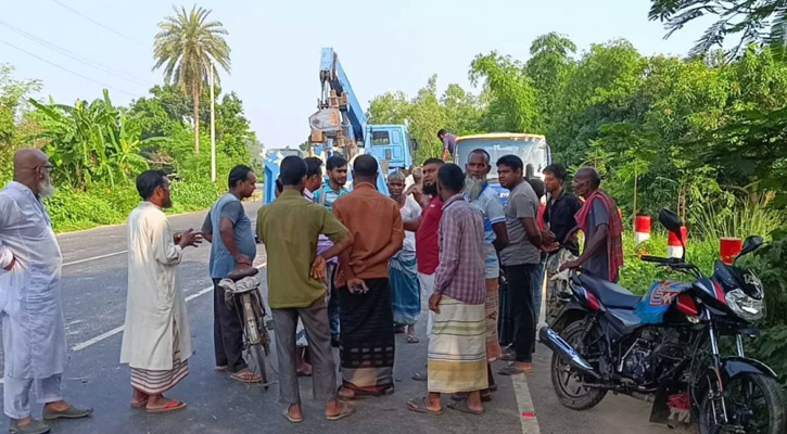 ঘোড়াঘাটে দাঁড়িয়ে থাকা ট্রাকে বাসের ধাক্কা, নিহত ৫