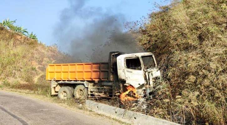 ট্রাকে আগুন দিলো পাহাড়ি সন্ত্রাসীরা