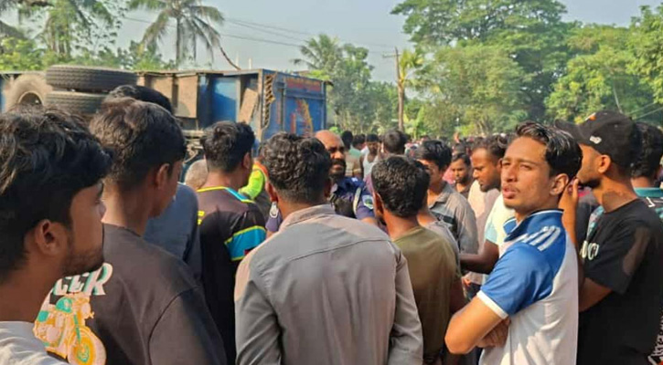 পাবনায় ট্রাকচাপায় দুই শিক্ষার্থীসহ নিহত ৩