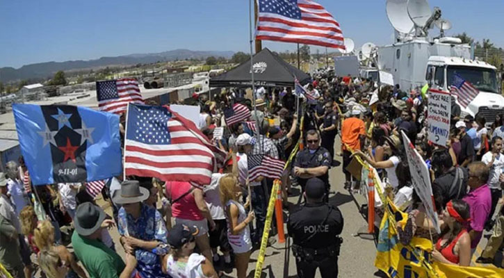 অবৈধ অভিবাসীদের ফেরাতে প্রণোদনা দেবে ট্রাম্প প্রশাসন