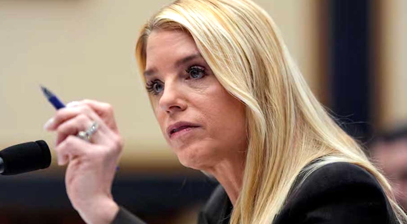 যুক্তরাষ্ট্রের অ্যাটর্নি জেনারেল পাম বন্ডিকে বরখাস্ত করলেন ট্রাম্প