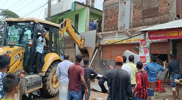 গুঁড়িয়ে দেওয়া হলো সড়কের ৩ শতাধিক অবৈধ স্থাপনা