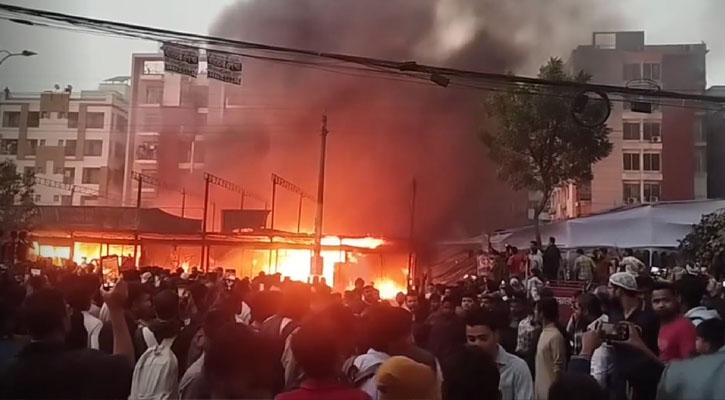 উত্তরায় কাঁচাবাজারে ভয়াবহ আগুন