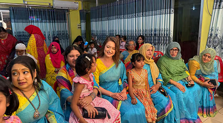 বাঙালি বিয়ে দেখতে পাবনায় এসেছেন রাশিয়ান তরুণী