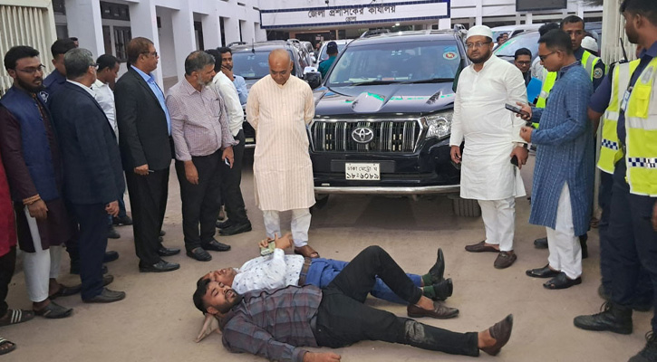 ভোলায় অবরুদ্ধ ৩ উপদেষ্টা