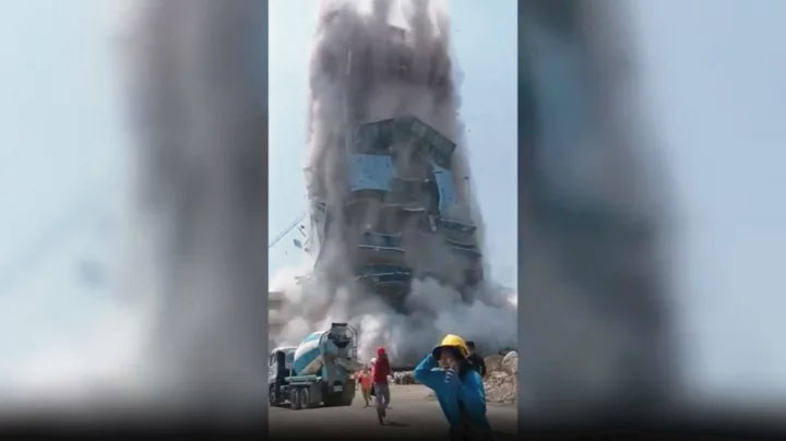 ধসে পড়া ভবনে আটকা পড়েছে ৪৩ জন