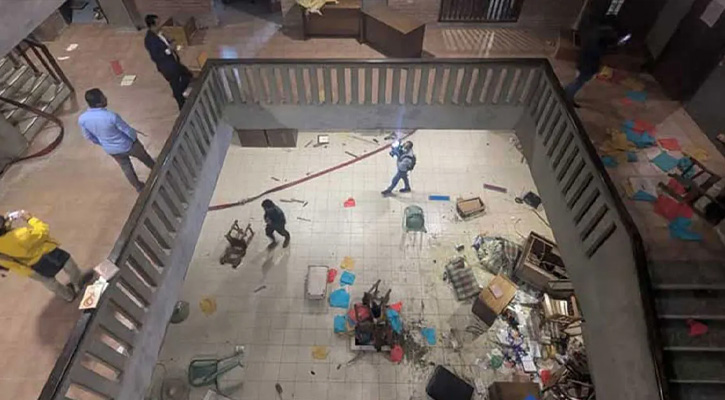 ছায়ানট ভবনে ভাঙচুর ও আগুন