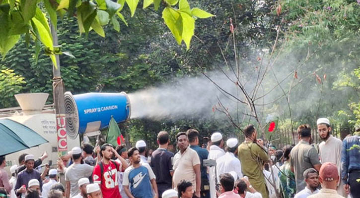 পরিবেশ ঠান্ডা রাখতে সমাবেশস্থলে পানি ছিটাচ্ছে ডিএনসিসি