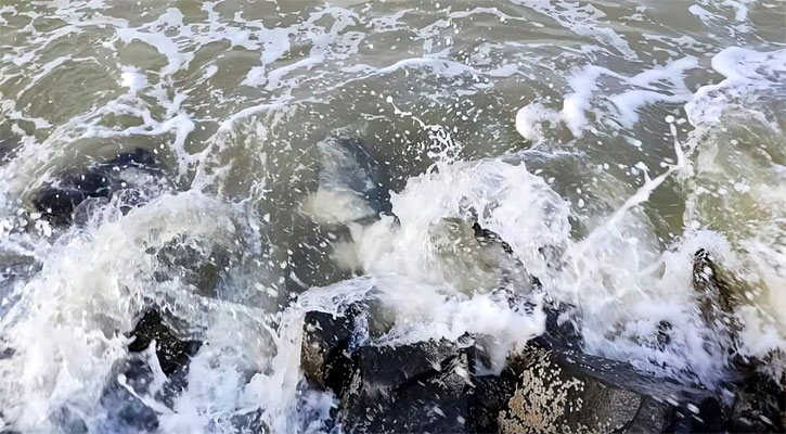 উপকূল অতিক্রম করছে গভীর নিম্নচাপ, জলোচ্ছ্বাসের শঙ্কা