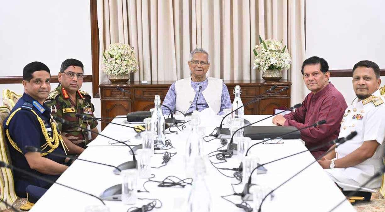 ৩ বাহিনী প্রধানকে যে নির্দেশ দিলেন প্রধান উপদেষ্টা