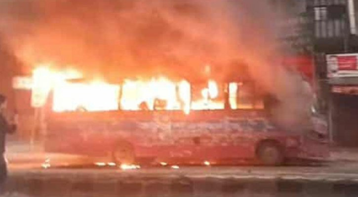 রাজধানীতে দুই বাসে আগুন