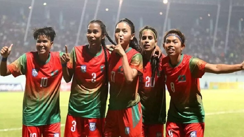 ১৯ মাস পর সাফজয়ী নারী ফুটবলারদের হাতে বাফুফের পুরস্কার