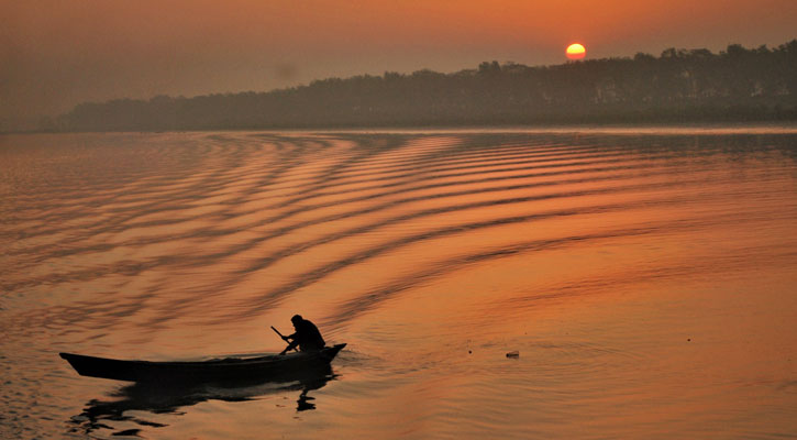 গোধূলির রঙে মনোমুগ্ধকর প্রকৃতি