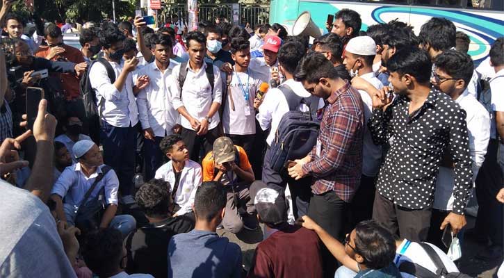 ছবিতে শিক্ষার্থীদের নিরাপদ সড়ক চাই আন্দোলন