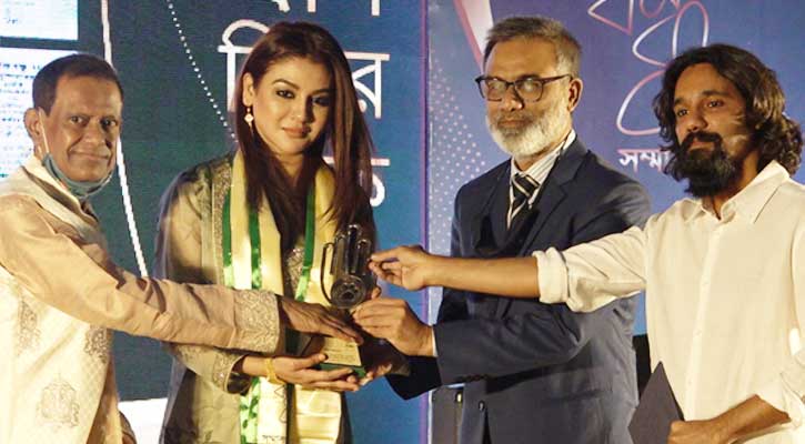 ‘প্রাণবিক বন্ধু’ সম্মাননা গ্রহণ করলেন জয়া