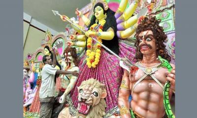 বোয়ালমারীতে প্রতিমাশিল্পীদের শেষ সময়ের ব্যস্ততা