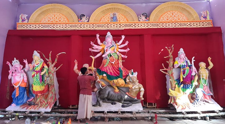টাঙ্গাইলে দেবীর সাজসজ্জায় ব্যস্ত প্রতিমাশিল্পীরা