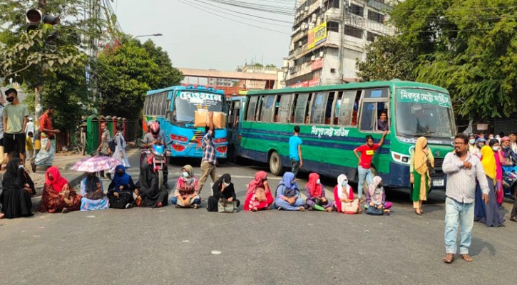 ৭ কলেজ শিক্ষার্থীদের নীলক্ষেত অবরোধ