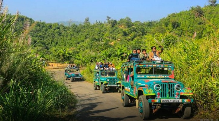 ধর্মঘটে দুর্ভোগে পর্যটকেরা 