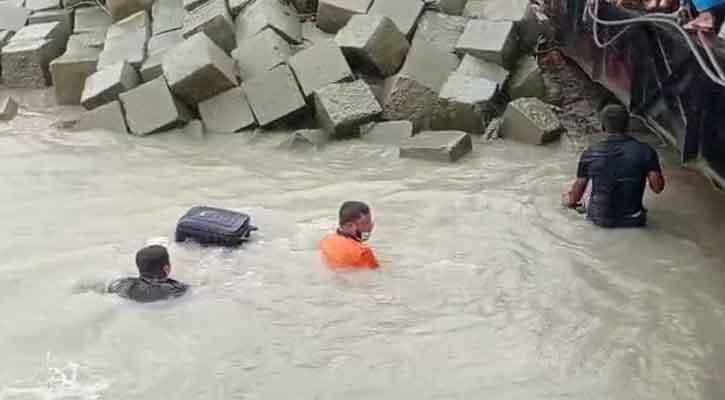 আইনশৃঙ্খলা বাহিনীর ধাওয়া খেয়ে নদীতে ৩