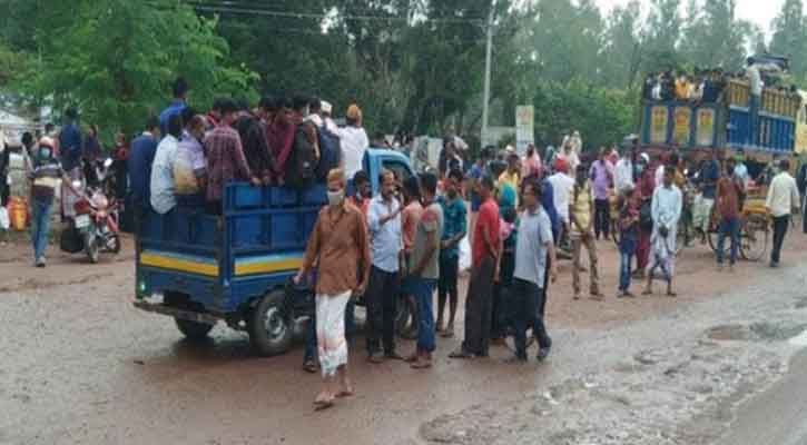 জীবনের ঝুঁকি নিয়ে ট্রাকযোগে ঢাকায় ছুটছেন মানুষ