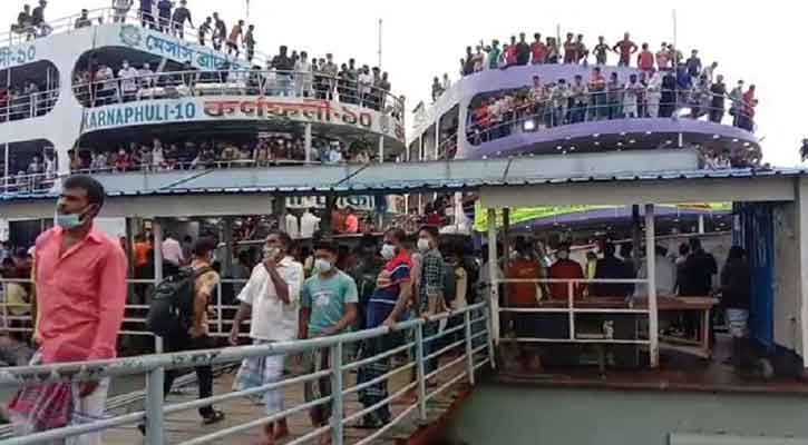 গাদাগাদি করে কর্মস্থলে ফিরছেন কর্মজীবীরা