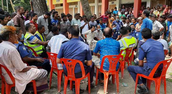 শিক্ষকের সঙ্গে অসৌজন্য আচরণ, ৪ পুলিশ অবরুদ্ধ