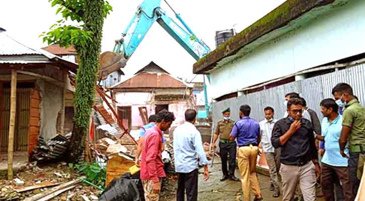 শতবর্ষী পুকুর দখল করে ২০ স্থাপনা, অবশেষে উদ্ধার