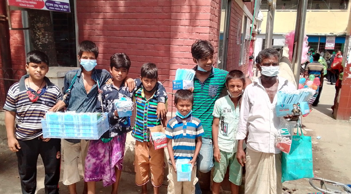 লেখাপড়ার পাশাপাশি মাস্ক বিক্রি