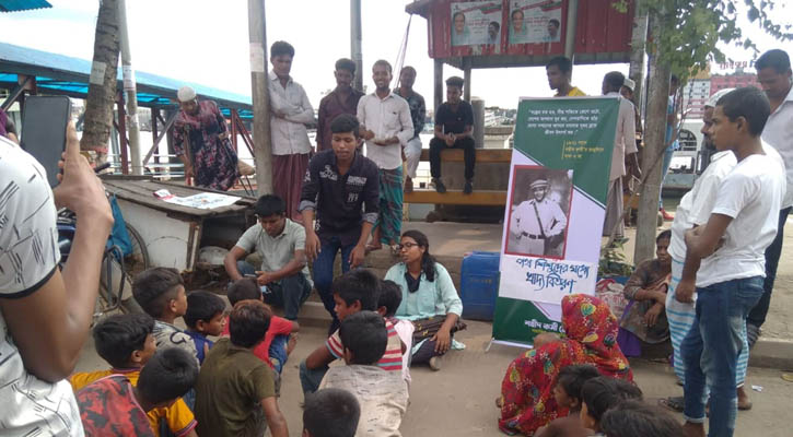 পথশিশুদের মধ্যে খাবার বিতরণ