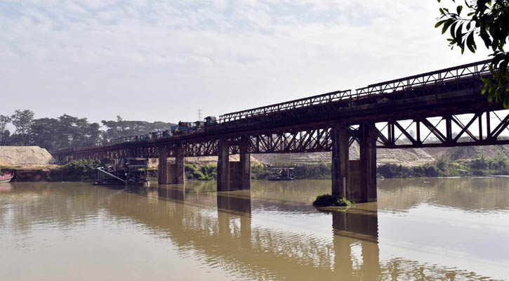 ৩ জেলার মধ্যে সড়ক যোগাযোগ বন্ধ হওয়ার উপক্রম
