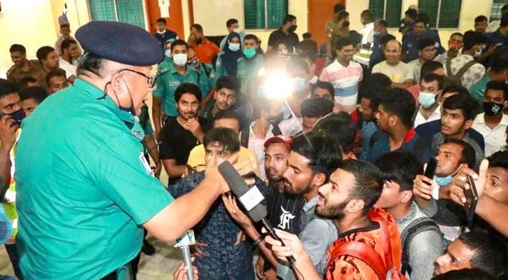 টিকিট কেটেও ট্রেনে না উঠতে পারায় যাত্রীদের বিক্ষোভ
