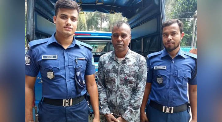 ছেলেকে ইয়াবাসহ পুলিশের হাতে তুলে দিলেন মা