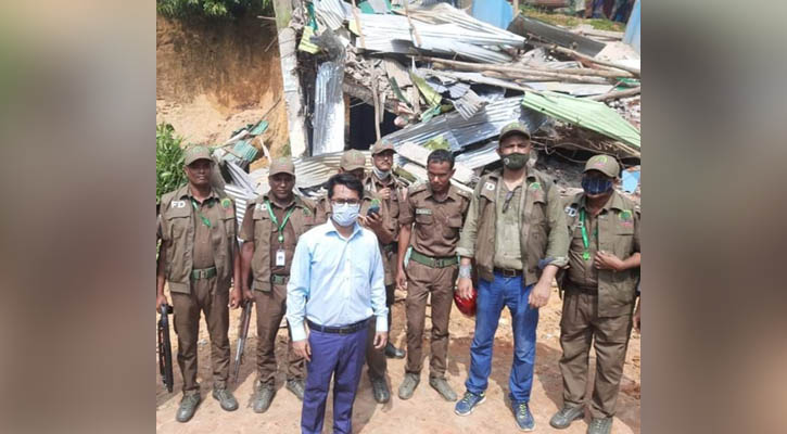 পাহাড় কেটে তৈরি স্থাপনা গুঁড়িয়ে দিল বনবিভাগ