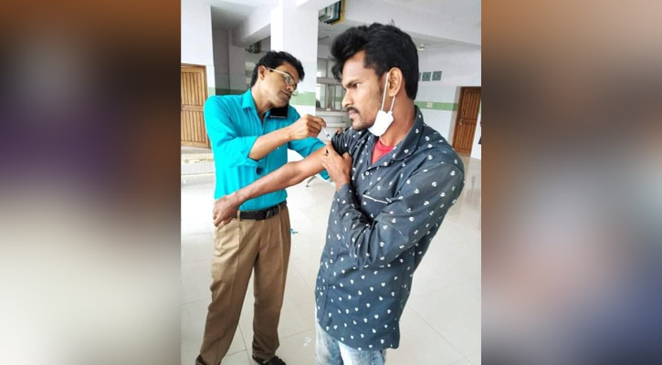 করোনাভাইরাসের টিকাদানের ছবি ভাইরাল