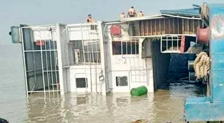 পাটুরিয়ায় যানবাহন বোঝাই ফেরিডুবি
