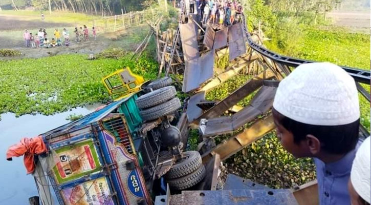 সেতু ভেঙে ৪০০ বস্তা সিমেন্ট নিয়ে ট্রাক খালে