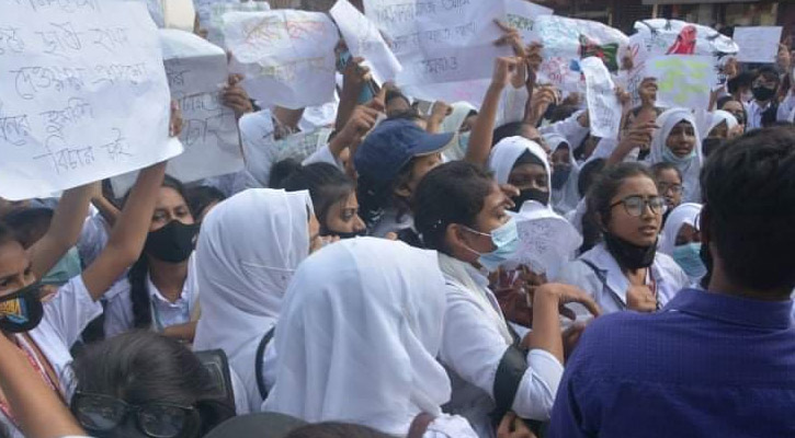 হাফ ভাড়া দিতে চাওয়ায় ধর্ষণের হুমকি, প্রতিবাদে সড়ক অবরোধ