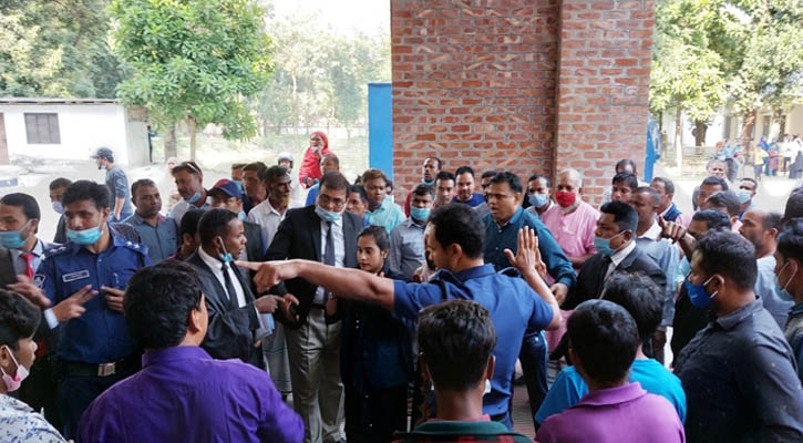 আদালত চত্বরে আসামিকে মারধর, আটক ৪
