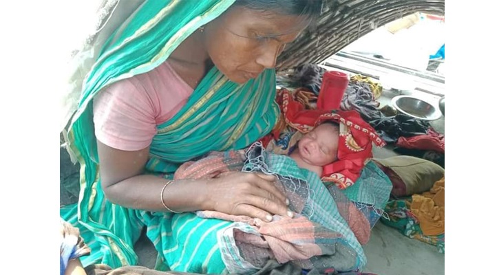 নৌকায় সন্তান প্রসব