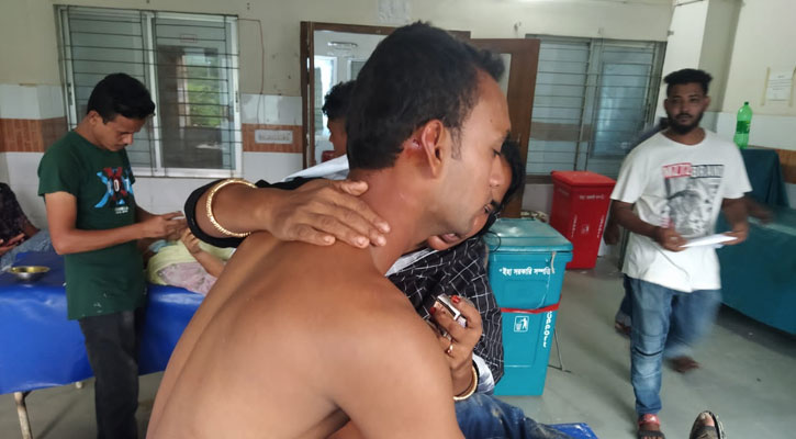 বিয়ে বাড়িতে মাংস খাওয়া নিয়ে ৩ জনকে পিটিয়ে জখম