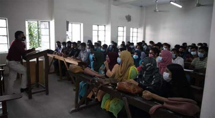 দেড় বছর পর ঢাবিতে সশরীরে ক্লাস শুরু