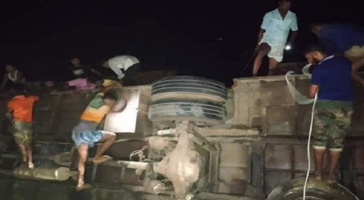 কুয়াকাটায় বাস খাদে, আহত ১৩ পর্যটক
