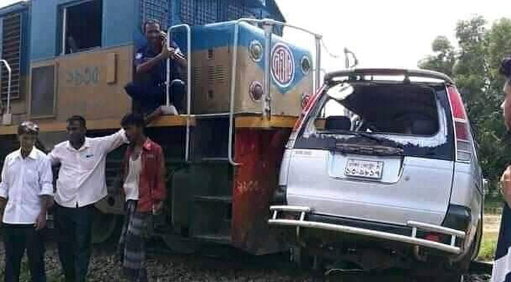 মাইক্রোবাসটিকে ধাক্কা দিয়ে আধা কিমি নিয়ে যায় ট্রেনটি
