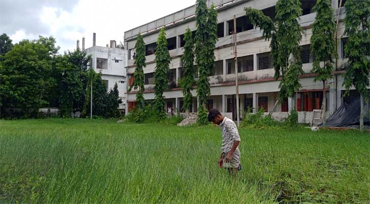 মাঠে স্থায়ী জলাবদ্ধতায় স্বাস্থ্য ঝুঁকিতে শিক্ষার্থীরা
