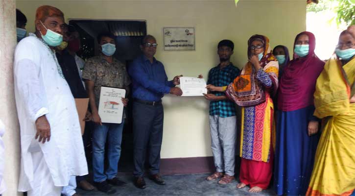প্রধানমন্ত্রীকে এসএমএস পাঠিয়ে ঘর পেলেন প্রতিবন্ধী বাবু মিয়া