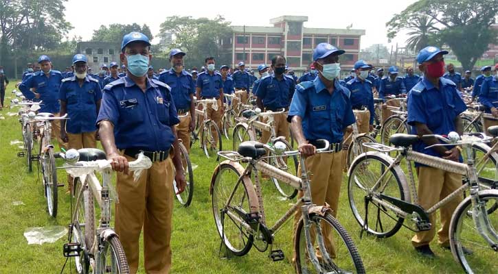 বাইসাইকেল ও নতুন পোশাক পেল ১৮১ গ্রাম পুলিশ  